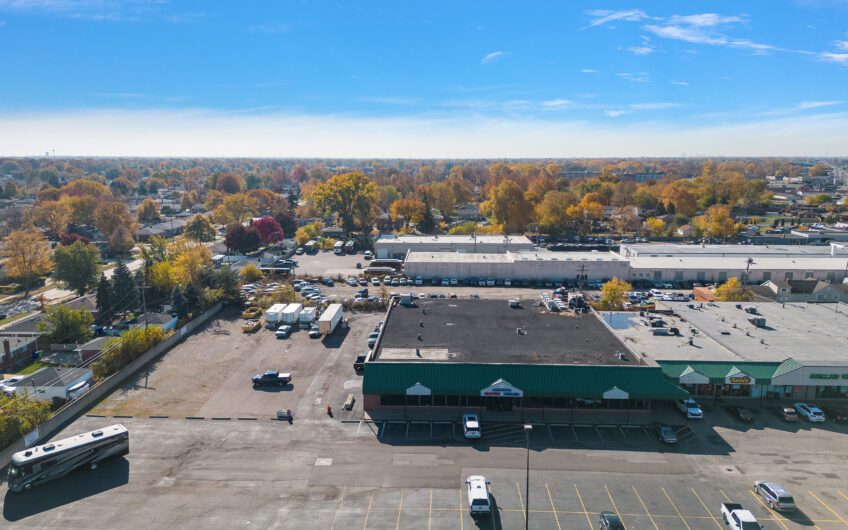 19,500 SF of retail/industrial with large storage yard