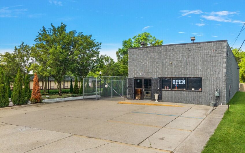 Stand alone retail on Dequindre and I-696