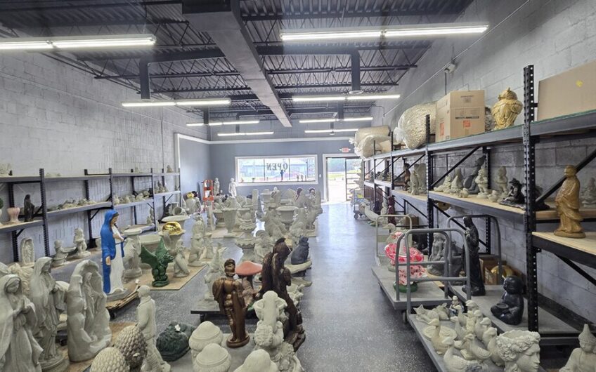 Stand alone retail on Dequindre and I-696